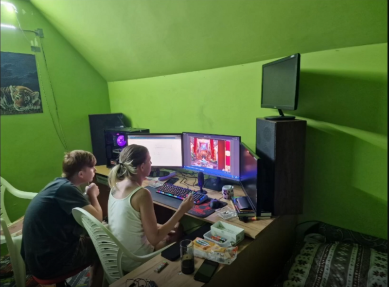 Fájl:Andrea a gépnél háttal ül.png